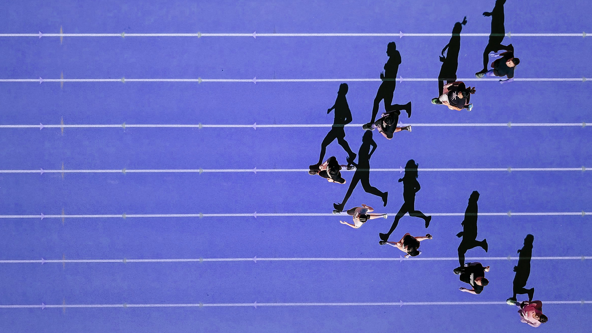 Corredor em pista de atletismo